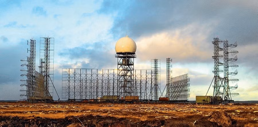 Iran cũng mua được hệ thống radar cảnh báo sớm Rezonans-NE của Nga, hệ thống này không chỉ phát hiện thành công tiêm kích tàng hình F-35 của Mỹ chế tạo, mà còn theo dõi và giám sát F-35 bay gần biên giới Iran.