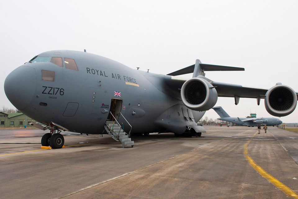 Còn trong ngày hôm qua, 5 chiếc máy bay vận tải quân sự C-17 của Lực lượng không quân Hoàng gia Anh đã chuyển giao 1.080 hệ thống tên lửa chống tăng NLAW dùng một lần, cho Ukraine.