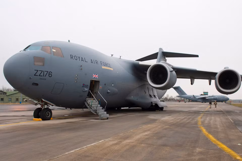 Còn trong ngày hôm qua, 5 chiếc máy bay vận tải quân sự C-17 của Lực lượng không quân Hoàng gia Anh đã chuyển giao 1.080 hệ thống tên lửa chống tăng NLAW dùng một lần, cho Ukraine.