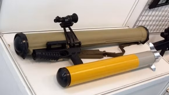 Nga vẫn chưa có ý kiến về việc chuyển giao số vũ khí chống tăng hạng nhẹ NLAW của Anh cho Quân đội Ukraine; tuy nhiên để đáp trả, Nga sẽ viện trợ ồ ạt các loại vũ khí chống tăng khác tương tự như NLAW, nhưng có uy lực hơn nhiều như RPO-A Shmel, cho lực lượng dân quân. Nguồn ảnh: Pinterest.