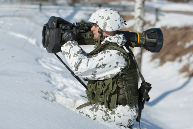 Về đặc tính chiến đấu, vũ khí chống tăng hạng nhẹ và xe tăng chiến đấu chủ lực (MBT LAW), còn được gọi là NLAW, là một hệ thống tên lửa chống tăng không điều khiển tầm ngắn, dùng một lần, do Anh và Thụy Điển hợp tác phát triển.