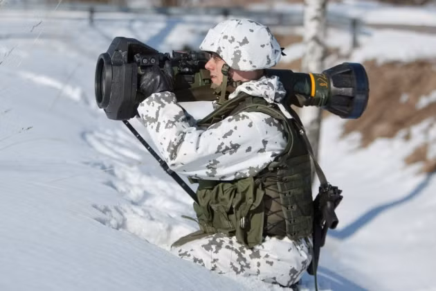 Về đặc tính chiến đấu, vũ khí chống tăng hạng nhẹ và xe tăng chiến đấu chủ lực (MBT LAW), còn được gọi là NLAW, là một hệ thống tên lửa chống tăng không điều khiển tầm ngắn, dùng một lần, do Anh và Thụy Điển hợp tác phát triển.