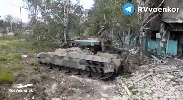 Quân đội Nga đã bộc lộ vấn đề thiếu lính bộ binh chiến đấu ngay từ đầu cuộc xung đột; đội hình chiến đấu ban đầu của quân đội Nga có rất nhiều vũ khí hạng nặng, nhưng số lượng bộ binh tương đối ít. 