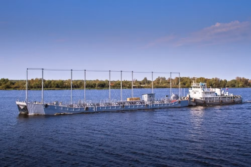 Bên cạnh hình ảnh vệ tinh, cảnh quay về hoạt động của chiếc cầu phao bên cạnh cầu Antonov đã không còn tồn tại. Trong video, có thể thấy bên dưới các gương phản xạ radar hình chóp, nằm dọc theo nhịp giữa hai cây cầu bị phá hủy một phần.