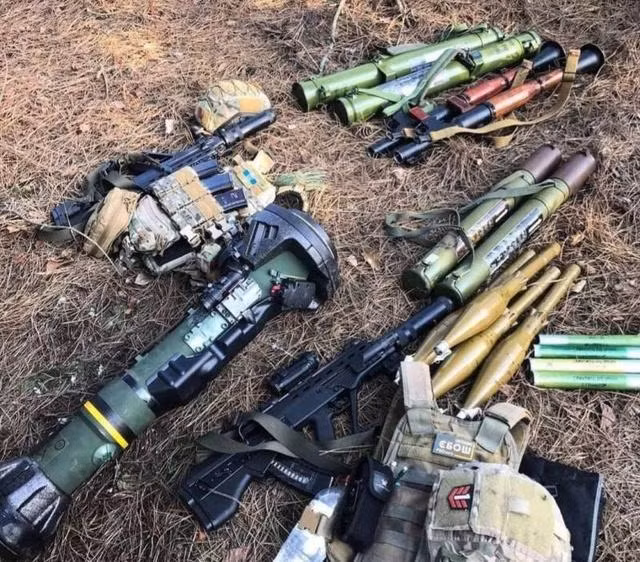 Mặc dù quân đội Ukraine đã nhận được một số lượng lớn tên lửa chống tăng Javelin do Mỹ viện trợ, nhưng những bức ảnh gần đây cho thấy, nhiều tên lửa Javelin vẫn còn mới tinh, nhưng đã bị quân đội Nga thu giữ. Nguồn ảnh: Damb. 