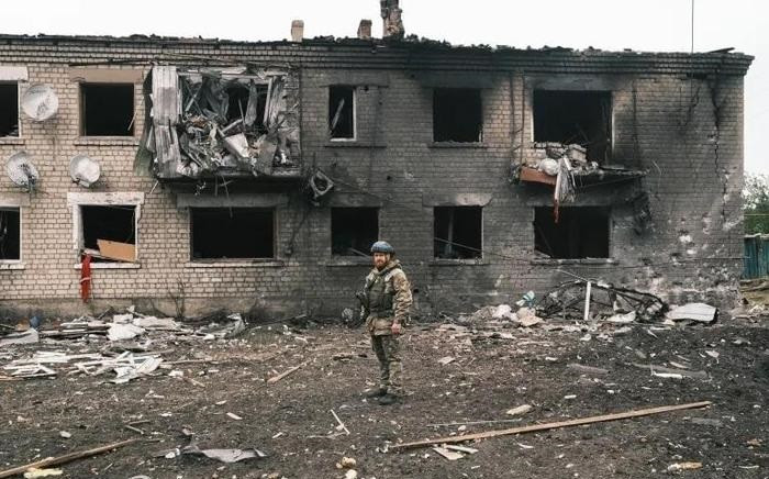 Do giai đoạn này trùng với thời kỳ trì trệ của viện trợ phương Tây, nên Quân đội Ukraine rơi vào tình thế tương đối khó khăn. Quân đội Nga từng chiếm nửa thành phố Volchansk, nhưng sau những trận giao tranh ác liệt, Quân đội Ukraine từng bước đẩy lùi quân Nga ra khỏi thành phố. 