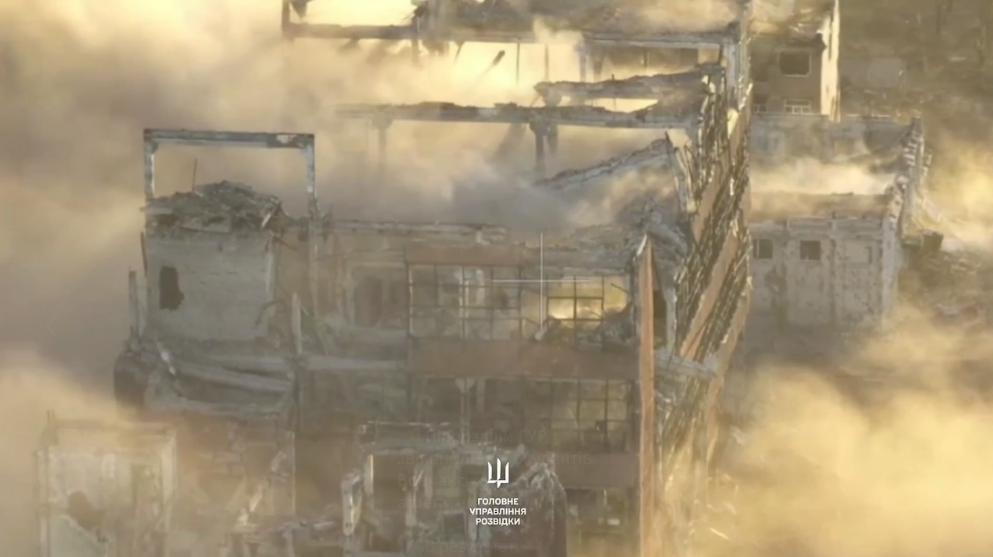 Trong khu vực nhà máy VLXD có hơn 30 tòa nhà cao tầng, địa hình phức tạp, dễ phòng thủ nhưng khó tấn công. Vì vậy, Quân đội Nga đã dựa vào các công trình nhà máy để phòng thủ trước sức tấn công của quân Ukraine. 