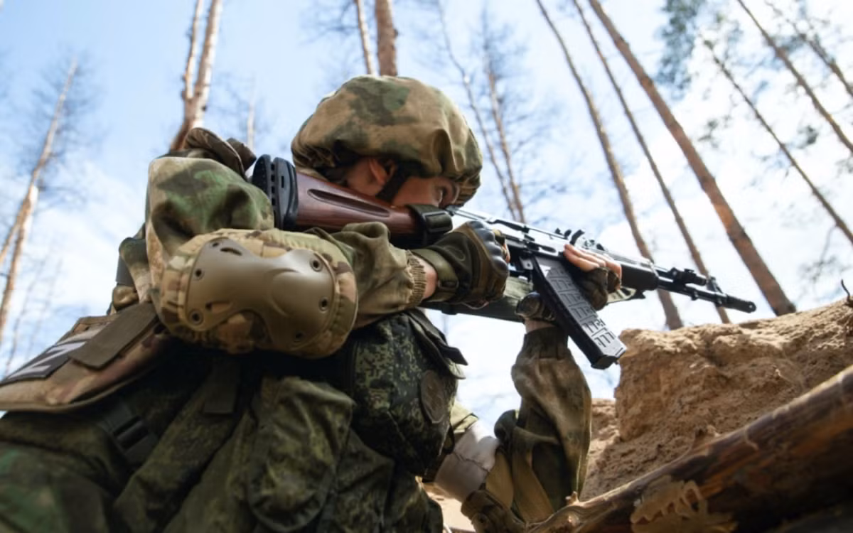 Như vậy, trung bình mỗi ngày có khoảng 1.000 người được tuyển dụng vào Quân đội Nga. Đến cuối năm 2024, Nga có kế hoạch tăng số lượng binh sĩ hợp đồng lên 745.000 người. So với Ukraine, Nga có lợi thế rất nổi bật về nguồn quân số. Trong khi Quân đội Ukraine trên chiến trường Ukraine đã rơi vào thế bất lợi về mặt quân sự. (Nguồn ảnh: Kyiv Independent, Southfront.press, CNN, TASS).