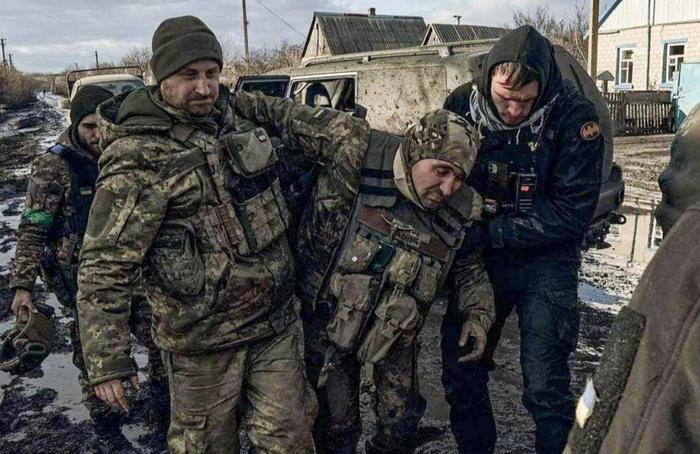 Trước khi Quân đội Nga tấn công Chasov Yar, Quân đội Ukraine đã bất tuân mệnh lệnh trên chiến trường và từ chối tiếp viện đến một số mặt trận quan trọng ở tỉnh Donetsk với lý do hỏa lực pháo binh và bom của Quân đội Nga quá ác liệt, khiến quân phòng thủ địa phương của Ukraine đã “tự sơ tán”. 