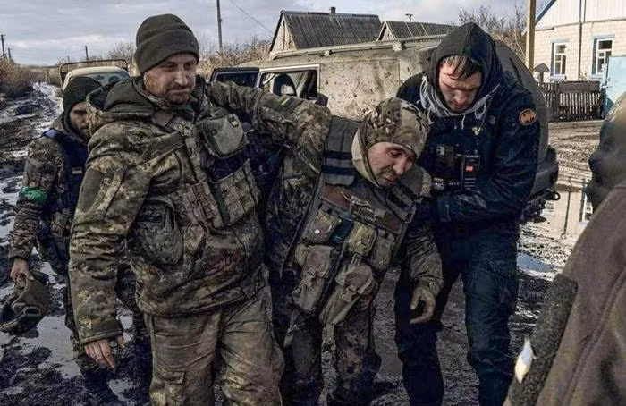 Trước khi Quân đội Nga tấn công Chasov Yar, Quân đội Ukraine đã bất tuân mệnh lệnh trên chiến trường và từ chối tiếp viện đến một số mặt trận quan trọng ở tỉnh Donetsk với lý do hỏa lực pháo binh và bom của Quân đội Nga quá ác liệt, khiến quân phòng thủ địa phương của Ukraine đã “tự sơ tán”. 