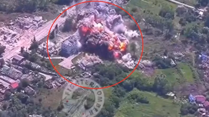 Quả bom tấn này có thể dễ dàng phá hủy tuyến phòng thủ của Quân đội Ukraine, dù lực lượng phòng thủ có mạnh đến đâu cũng không thể chịu được sức công phá của quả bom lớn như vậy. Điều khiến Quân đội Ukraine hoảng sợ hơn nữa là việc Nga ném bom hạng nặng từ trên không, đã gây ra bóng đen tâm lý kéo dài cho Quân đội Ukraine ở tiền tuyến.