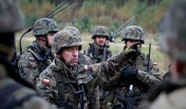 Theo phóng viên "New York Times", vào ngày 16/10, một trận chiến quy mô nhỏ đã nổ ra gần một ngôi làng trên chiến tuyến Donetsk. Đạn súng cối của quân Nga dội vào các vị trí của quân Ukraine; quân Ukraine trong khu trang trại, đã liên lạc với xung quanh bằng bộ đàm để tìm ra trận địa cối của quân đội Nga.