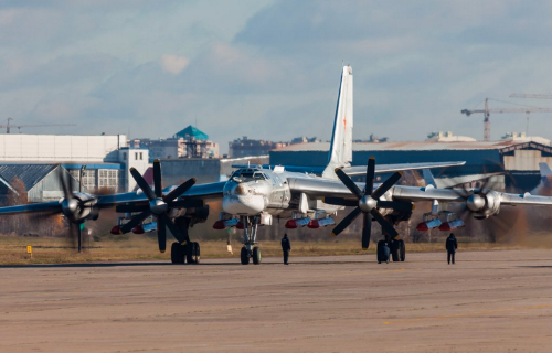 Tên lửa hành trình Kh-101 do Nga phát triển, được ví là phiên bản Tomahawk của Nga và mới chỉ được đưa vào trang bị từ năm 2013. Đây là loại tên lửa hành trình tàng hình hạng trung, có tổng trọng lượng 2,3 tấn, tốc độ tối đa 900 km.