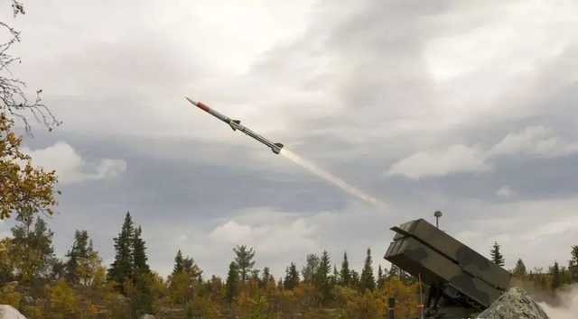 Lực lượng phòng không Ukraine trong thời gian qua cũng được củng cố; ngoài số tên lửa phòng không như S-300 và Buk-M1 còn lại, họ còn được bổ sung một số hệ thống phòng không hiện đại như NASAMS của Mỹ, IRIS-T của Đức nhưng số lượng không nhiều.