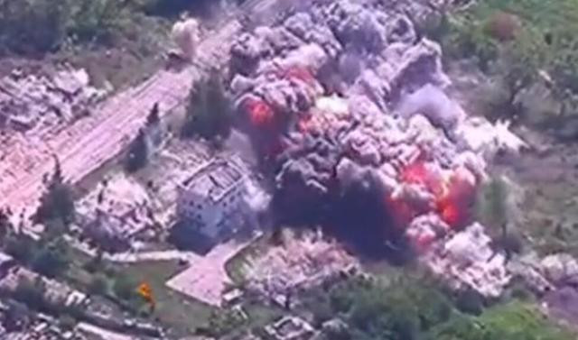 Nhiều loại vũ khí không được Quân đội Nga sử dụng, hoặc sử dụng với số lượng hạn chế trên các mặt trận khác, thì đang được ném vào đây một cách liều lĩnh. Ví dụ như bom FAB-3000 với mô-đun cánh lượn, được đem thử nghiệm luôn ở đây; mục tiêu là Lữ đoàn 13 của Lực lượng Vệ binh Quốc gia Ukraine.