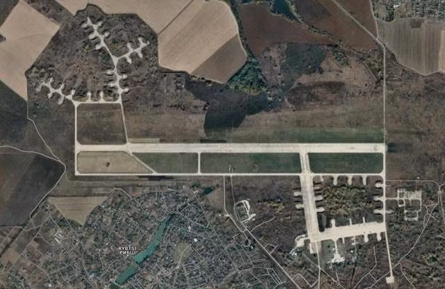 Mirgorod cách biên giới Nga-Ukraine 145 km. Vì khoảng cách này không an toàn nên Quân đội Ukraine không thực sự bố trí máy bay chiến đấu; các máy bay chiến đấu của Quân đội Ukraine thường ẩn nấp ở phía tây và sống sót được với sự hỗ trợ của các hệ thống phòng không phương Tây.