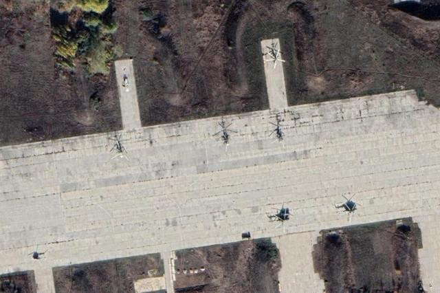 Sau khi tấn công tiêm kích Su-27 ở sân bay Mirgorod, Quân đội Nga cũng không bỏ sót trực thăng Ukraine ở sân bay Poltava. Sân bay này là căn cứ thường trực cho số trực thăng của Quân đội Ukraine trước chiến tranh. Đương nhiên, nó không thể được sử dụng bình thường khi chiến tranh nổ ra.