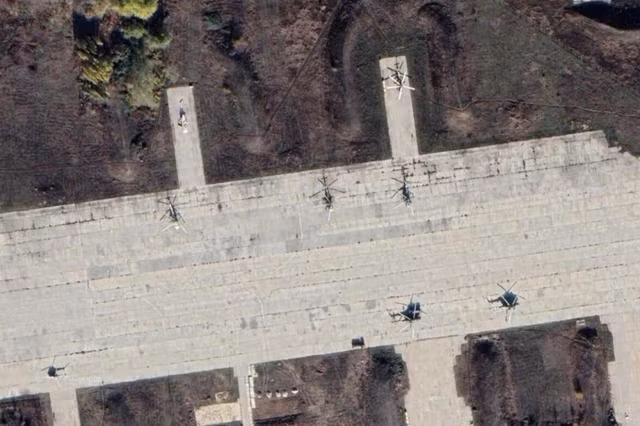 Sau khi tấn công tiêm kích Su-27 ở sân bay Mirgorod, Quân đội Nga cũng không bỏ sót trực thăng Ukraine ở sân bay Poltava. Sân bay này là căn cứ thường trực cho số trực thăng của Quân đội Ukraine trước chiến tranh. Đương nhiên, nó không thể được sử dụng bình thường khi chiến tranh nổ ra.