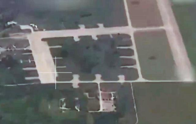 Nhưng để hỗ trợ Kharkov, người Ukraine đành chấp nhận rủi ro là triển khai trực thăng tại đây. Nơi này gần biên giới Nga-Ukraine hơn sân bay Mirgorod với khoảng cách chỉ 115 km. UAV trinh sát của Nga có thể bay qua Mirgorod thì đương nhiên chúng có thể bay lượn trên sân bay Poltava. 