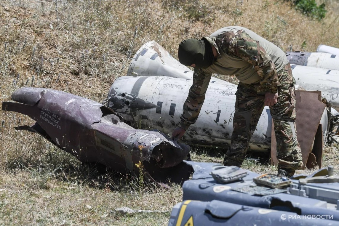 Từ những sự kiện trên, câu chuyện về tên lửa hành trình tàng hình Storm Shadow cung cấp cho chúng ta một trường hợp nghiên cứu quan trọng, không chỉ liên quan đến các chi tiết kỹ thuật cụ thể, mà quan trọng hơn là chỉ ra cách duy trì thông qua đổi mới công nghệ và bảo vệ thông tin trong bối cảnh bảo vệ bí mật quân sự và an ninh quốc gia. (Nguồn ảnh: Ukrinform, Wikipedia, RT).