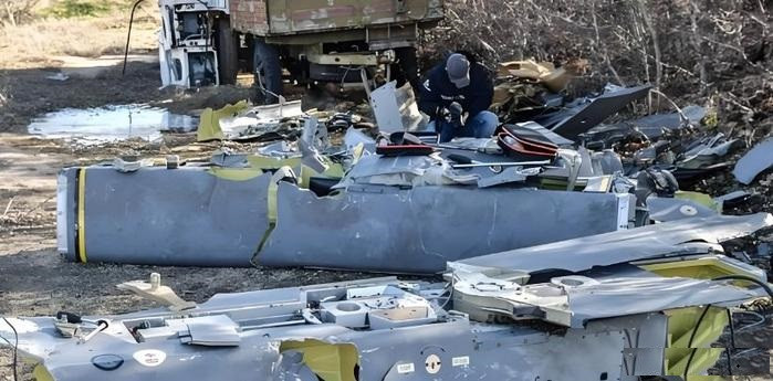 Ngoài ra, vụ việc này còn tác động sâu sắc tới Mỹ và các đồng minh. Mỹ từ lâu đã cân nhắc việc cung cấp cho Ukraine những loại vũ khí tiên tiến hơn như máy bay chiến đấu F-16. Tuy nhiên, việc phát sóng trực tiếp quá trình tháo dỡ tên lửa Storm Shadow là lời cảnh báo rằng, một khi những vũ khí công nghệ cao như vậy rơi vào tay kẻ thù, những thông tin kỹ thuật quan trọng có thể bị rò rỉ, từ đó làm suy yếu vị thế thuận lợi của nó trong các cuộc xung đột trong tương lai. Vì vậy, Mỹ có thể đánh giá lại rủi ro trong việc cung cấp vũ khí hiện đại cho Ukraine.