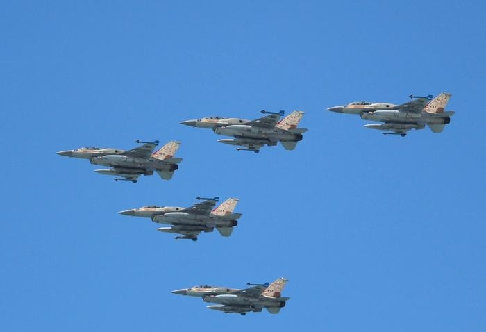 Theo thông tin của trang web hàng không AVIA của Nga, sáng sớm 6/10, các nguồn tin cho biết, ít nhất hai phi đội máy bay chiến đấu của Israel đã xuất kích từ căn cứ không quân, mỗi phi đội có 12 máy bay chiến đấu.