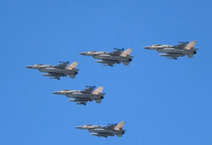 Theo thông tin của trang web hàng không AVIA của Nga, sáng sớm 6/10, các nguồn tin cho biết, ít nhất hai phi đội máy bay chiến đấu của Israel đã xuất kích từ căn cứ không quân, mỗi phi đội có 12 máy bay chiến đấu.