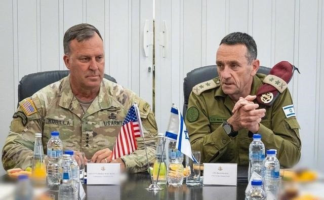 Theo tờ Times of Israel, ngày 6/10, Tướng Michael Kurila, chỉ huy Bộ Tư lệnh Trung ương Mỹ, đã đến Israel sau khi nhận thấy tình hình sẽ leo thang nghiêm trọng. Ông đã gặp các quan chức chỉ huy cấp cao của Israel để thảo luận về sự phối hợp chiến lược và hỗ trợ mà Mỹ có thể cung cấp cho Israel.