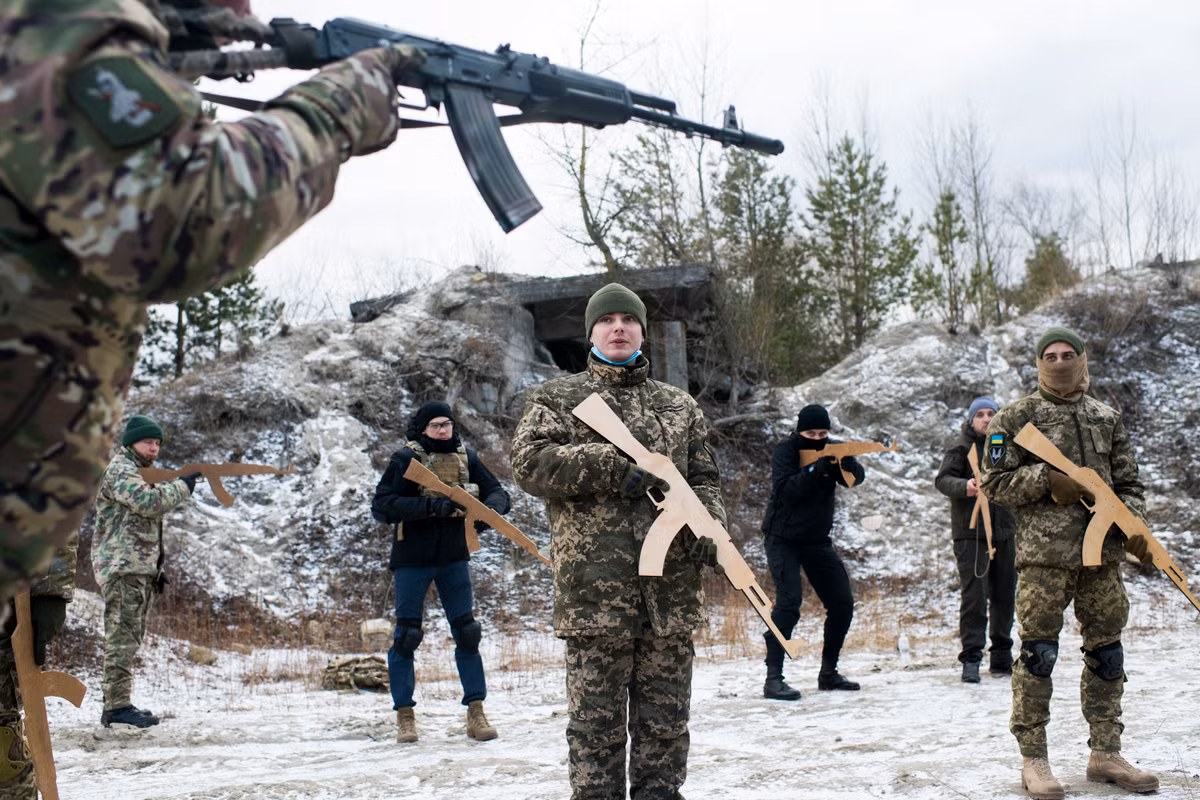 Thực chất đó là một chiếc xe goòng, nhưng được làm giống xe chở quân bọc thép; nhưng trên mạng xã hội, phương tiện này được cư dân mạng gọi là “cỗ quan tài lắp bánh xe”, khiến Quân đội Ukraine mất tinh thần.