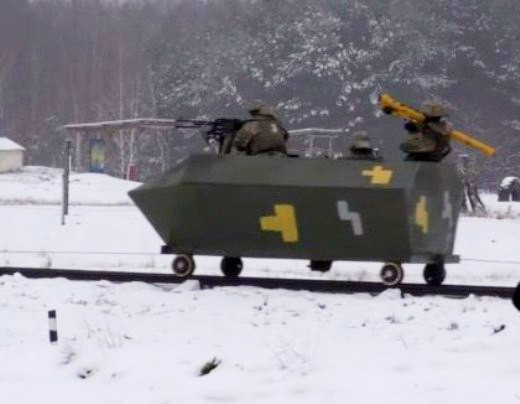 Bức ảnh về buổi huấn luyện của Quân đội Ukraine với xe goòng giả làm xe bọc thép, ngay lập tức lan truyền và nhanh chóng nổi tiếng trên mạng xã hội của Ukraine vì lý do “gây cười”; sau đó quân đội Ukraine bắt đầu bị đưa ra chế giễu.