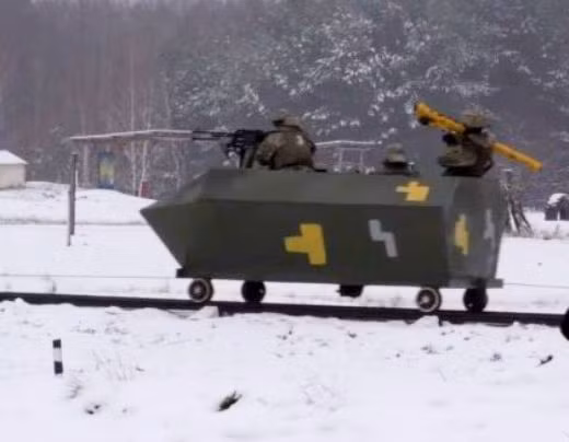 Bức ảnh về buổi huấn luyện của Quân đội Ukraine với xe goòng giả làm xe bọc thép, ngay lập tức lan truyền và nhanh chóng nổi tiếng trên mạng xã hội của Ukraine vì lý do “gây cười”; sau đó quân đội Ukraine bắt đầu bị đưa ra chế giễu.