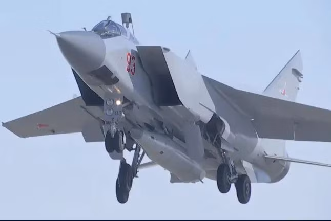 Việc biến một máy bay đánh chặn hạng nặng như MiG-31 thành một máy bay tấn công, khiến MiG-31K trở thành máy bay tấn công “độc nhất vô nhị”, nhưng rất hiệu quả. Đặc biệt tên lửa Kinzhal vẫn giữ được khả năng tiêu diệt các mục tiêu di chuyển, như tàu chiến cũng như các mục tiêu trên mặt nước. 
