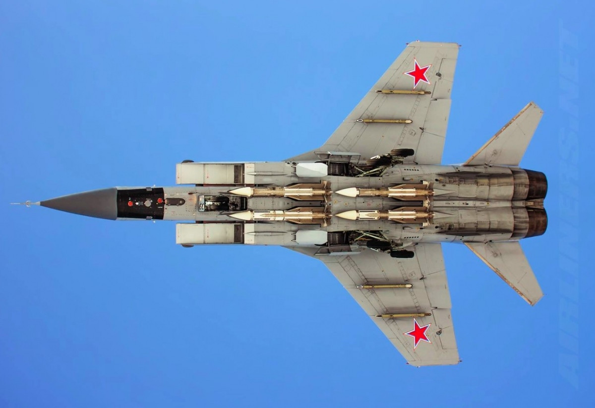 MiG-31 được thiết kế để không chiến ở tầm rất xa và mang theo các tên lửa không đối không quá khổ như R-37M. Do vậy, cũng chỉ có MiG-31 mới có đủ khả năng mang tên lửa không đối không lớn nhất thế giới như vậy và hiện MiG-31 cũng là máy bay nặng nhất thế giới thực hiện vai trò không đối không.