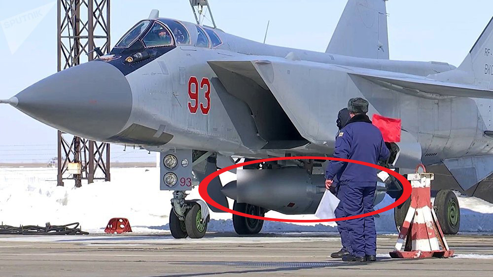 Hiệu suất bay của MiG-31 và số lượng lớn khung máy bay sẵn có trong kho, khiến nó trở thành lựa chọn tối ưu, để được cải biến nhẹ thành máy bay tiêm kích tấn công theo chương trình MiG-31K; để có thể mang tên lửa đạn đạo phóng từ trên không Kh-47M2. 