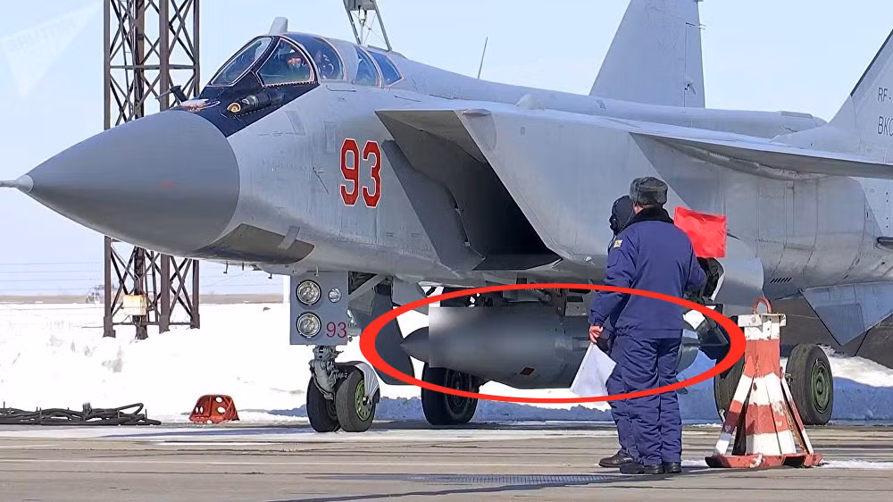 Hiệu suất bay của MiG-31 và số lượng lớn khung máy bay sẵn có trong kho, khiến nó trở thành lựa chọn tối ưu, để được cải biến nhẹ thành máy bay tiêm kích tấn công theo chương trình MiG-31K; để có thể mang tên lửa đạn đạo phóng từ trên không Kh-47M2. 