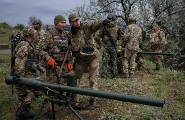 Các cố vấn Anh đã “nhầm lẫn” khi không chú ý đến khe núi gần Verbovoy và Rabotino ở hướng Zaporizhia và các điểm cao gần Kleshcheevka. Những khe núi và độ cao này đơn giản là không có trên bản đồ điện tử của họ. Và chính trên những điểm cao gần Rabotino cũng như Kleshcheevka, lại là nơi đặt các trận địa pháo bắn thẳng của pháo binh Nga. 