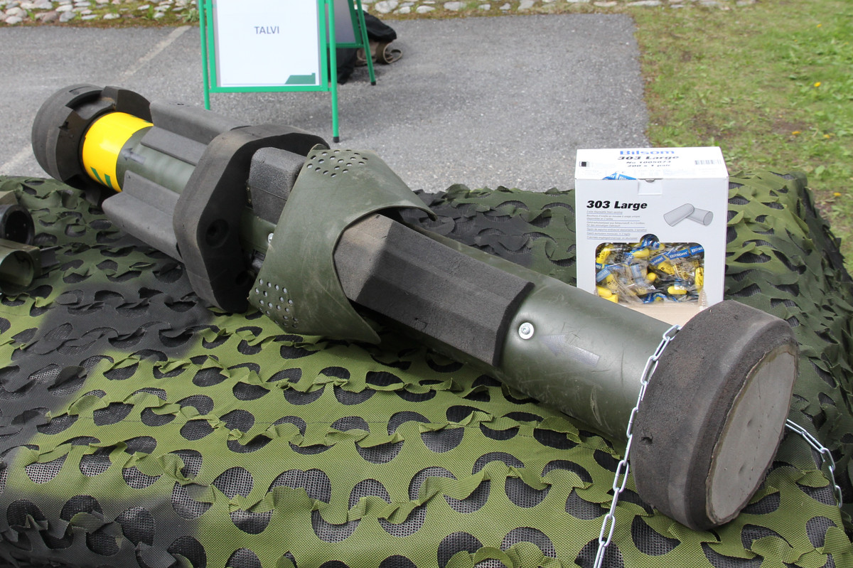 Thực chất APILAS là một loại súng phóng lựu vác vai, dùng một lần để tiêu diệt xe bọc thép, xe cơ giới, các công sự, hỏa điểm của đối phương. Trước đó, việc Pháp cung cấp vũ khí này cho quân đội Ukraine, đã không được thông báo; tuy nhiên, các đơn vị thuộc Quân đội Ukraine đã sử dụng tên lửa này.