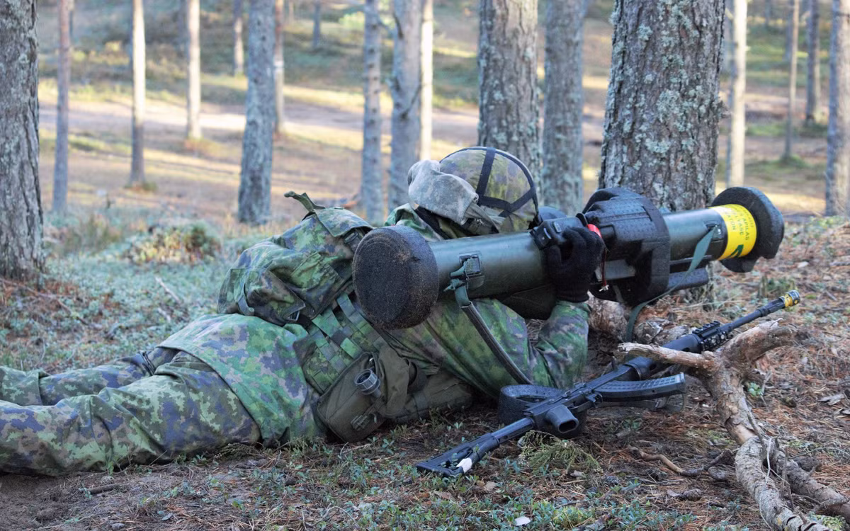 Bệ phóng của APILAS được làm bằng sợi thủy tinh, có mang cá lắp kính ngắm (riêng kính ngắm sử dụng nhiều lần). Tầm bắn hiệu quả của APILAS là từ 25 m đến 300-500 m (tùy theo bề rộng mục tiêu). Đầu đạn nổ lõm, có thể xuyên được 700 mm thép đồng nhất (RHA).