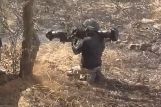 Trên đoạn video được đưa lên mạng xã hội, người xem có thể thấy súng phóng lựu APILAS được lính Ukraine khai hỏa, được sử dụng để phá hủy các công sự của các đơn vị dân quân DPR.