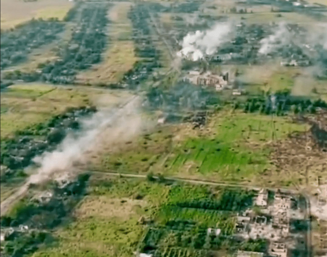 Tờ Sohu của Trung Quốc cho biết, Lữ đoàn bộ binh cơ giới số 31 của Quân đội Ukraine, được điều động từ hướng Rivnopol, sử dụng một số lượng lớn xe bọc thép để tấn công Staromayorsk và hỗ trợ các hoạt động tấn công quy mô lớn của Quân đội Ukraine vào hai bên sườn cứ điểm Staromayorsk.