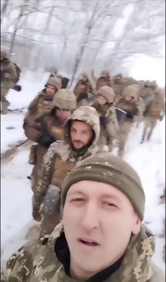 Quân đội Ukraine cơ động dười trời tuyết rơi. Trên chiến trường đồng bằng, những thuận lợi và khó khăn về địa hình, địa vật đều chia đều cho cả hai bên tham chiến. Tuy nhiên, bên nào có lợi thế về sức mạnh quân sự toàn diện sẽ có ưu thế lớn hơn trên chiến trường. Hiện tại, quân đội Nga và dân quân Donetsk thân Nga đã lấy lại được lợi thế tấn công trên hướng Kharkov và Bắc Donetsk, sau khi chuyển giao quân và có thời gian nghỉ ngơi. Với việc sử dụng một số lượng lớn máy bay không người lái (UAV) tự sát và khẩn trương triển khai thêm nhiều loại pháo tầm xa ra tiền tuyến, quân đội Nga và Ukraine đang cố gắng tạo lợi thế về hỏa lực tầm xa, ngoài tầm khống chế của hỏa lực pháo binh đối phương. Về hỏa lực tầm xa, Quân đội Ukraine đã dựa vào bệ phóng tên lửa cơ động cao M142 HIMARS và lựu pháo M777 (có thể bắn đạn điều khiển Excalibur) do Mỹ sản xuất. Quân đội Mỹ đã cung cấp cho Ukraine hơn 30 bệ phóng tên lửa HIMARS trong vài tháng qua, trong đó một số đã bị phá hủy bởi hỏa lực của Quân đội Nga. Ngoài ra, do không được bảo dưỡng và sửa chữa thường xuyên đối với khoảng 10 bệ phóng tên lửa HIMARS còn lại, nên độ chính xác của đòn tấn công đã giảm đáng kể và độ tin cậy tổng thể không còn được đảm bảo.