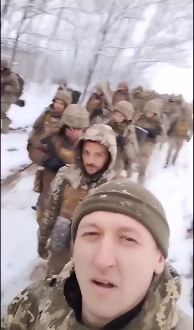 Quân đội Ukraine cơ động dười trời tuyết rơi. Trên chiến trường đồng bằng, những thuận lợi và khó khăn về địa hình, địa vật đều chia đều cho cả hai bên tham chiến. Tuy nhiên, bên nào có lợi thế về sức mạnh quân sự toàn diện sẽ có ưu thế lớn hơn trên chiến trường. Hiện tại, quân đội Nga và dân quân Donetsk thân Nga đã lấy lại được lợi thế tấn công trên hướng Kharkov và Bắc Donetsk, sau khi chuyển giao quân và có thời gian nghỉ ngơi. Với việc sử dụng một số lượng lớn máy bay không người lái (UAV) tự sát và khẩn trương triển khai thêm nhiều loại pháo tầm xa ra tiền tuyến, quân đội Nga và Ukraine đang cố gắng tạo lợi thế về hỏa lực tầm xa, ngoài tầm khống chế của hỏa lực pháo binh đối phương. Về hỏa lực tầm xa, Quân đội Ukraine đã dựa vào bệ phóng tên lửa cơ động cao M142 HIMARS và lựu pháo M777 (có thể bắn đạn điều khiển Excalibur) do Mỹ sản xuất. Quân đội Mỹ đã cung cấp cho Ukraine hơn 30 bệ phóng tên lửa HIMARS trong vài tháng qua, trong đó một số đã bị phá hủy bởi hỏa lực của Quân đội Nga. Ngoài ra, do không được bảo dưỡng và sửa chữa thường xuyên đối với khoảng 10 bệ phóng tên lửa HIMARS còn lại, nên độ chính xác của đòn tấn công đã giảm đáng kể và độ tin cậy tổng thể không còn được đảm bảo.