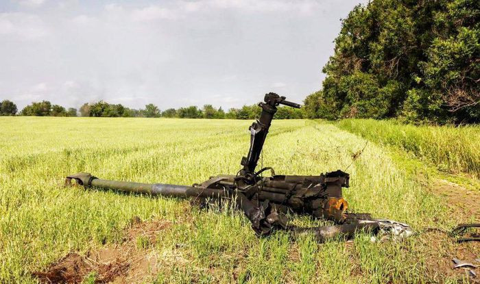 Pháo M777 của Ukraine bị phá hủy trên chiến trường Donbass Hãng Lockheed Martin hôm 25/11 xác nhận rằng, họ sẽ chuyển giao 200 hệ thống phóng tên lửa HIMARS cho nước láng giềng của Ukraine là Ba Lan. Do đường vận chuyển bằng đường biển và đường hàng không đến Ukraine bị hạn chế, nên toàn bộ vũ khí, khí tài và vật liệu chiến lược do phương Tây cung cấp cho quân đội Ukraine, đều được vận chuyển qua một số nước láng giềng NATO ở phía Tây Ukraine, vốn được Mỹ tin cậy. Ba Lan cũng là trung tâm chuyển giao hàng viện trợ lớn nhất của NATO cho Ukraine. Lockheed Martin tiết lộ rằng, lô 20 bệ phóng tên lửa HIMARS đầu tiên sẽ sớm được chuyển đến Ba Lan và thế giới bên ngoài tin rằng, những bệ phóng tên lửa này sau đó sẽ được chuyển giao cho Quân đội Ukraine. Tuy nhiên, qua tổng kết 9 tháng kinh nghiệm và bài học chiến trường, quân đội Nga đã nhiều lần rút kinh nghiệm và thay đổi chiến thuật, đồng thời khẳng định lại vị thế quân sự của pháo binh tầm xa.