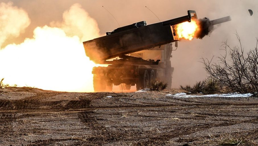 Pháo phản lực cơ động cao HIMARS của Mỹ. Còn đối với lựu pháo M777, ngoài việc gặp phải vấn đề tương tự như HIMARS, nó còn bộc lộ điểm yếu là khả năng cơ động kém. Khi quân đội Mỹ sử dụng lựu pháo hạng nhẹ M777, pháo được di chuyển bằng trực thăng vận tải hạng nặng; trong khi quân đội Ukraine chỉ có thể sử dụng xe kéo để di chuyển. Do đó, pháo M777 rất dễ bị UAV trinh sát của Nga phát hiện trong quá trình di chuyển và trở thành mục tiêu của không quân hoặc tên lửa tầm xa. Hiện Quân đội Mỹ và NATO cho đến nay vẫn chưa tìm ra giải pháp cho các vấn đề nêu trên, nên chỉ có thể cung cấp thêm cho Ukraine các bệ phóng tên lửa HIMARS mới và các loại pháo tự hành tiêu chuẩn NATO.