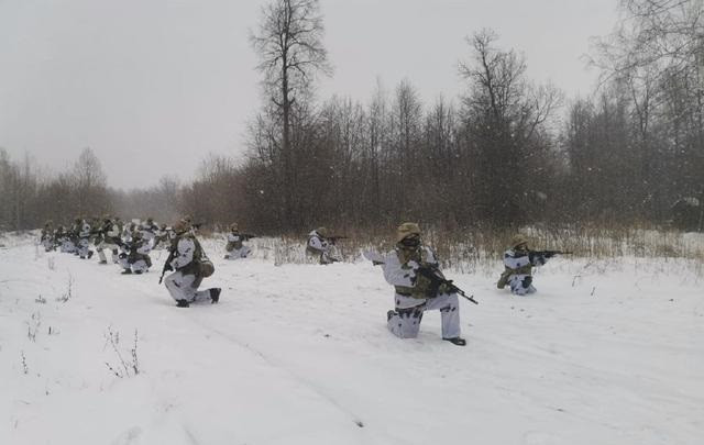 Tuyết đang rơi ở Ukraine, khiến nhiệt độ giảm nhanh chóng, phần phía đông của Ukraine sẽ sớm bị đóng băng hoàn toàn. "Trận chiến mùa đông" được chờ đợi từ lâu dường như sắp diễn ra, khi các video do truyền thông phương Tây đăng tải cho thấy, một số lượng lớn Lực lượng Vũ trang Ukraine (AFU) đang tiến lên bất chấp gió, mưa và tuyết, và sẽ sớm phát động một cuộc tấn công quy mô lớn vào một “khu vực nào đó” ở phía đông.