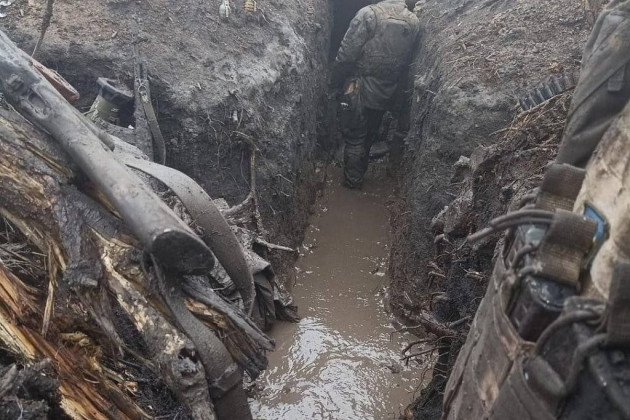 Lính Ukraine ở mặt trận Bakhmut Về tầm bắn, tên lửa HIMARS có thể sánh ngang với tên lửa BM-30 "Tornado" và gấp đôi BM-21. Nhưng xét về hỏa lực, ống phóng của tổ hợp phóng rocket BM-21 của Nga mạnh gấp gần 7 lần bệ phóng HIMARS. Chỉ cần áp dụng chiến thuật phù hợp, số lượng lớn tên lửa BM-21 trong biên chế của quân đội Nga sẽ lại phát huy tối đa tác dụng. Nếu quân đội Ukraine thực sự muốn phát động một cuộc tấn công trên bộ quy mô lớn trong tương lai gần, họ phải dè chừng những cơn "mưa đá" áp đảo của quân Nga.