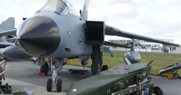 Trong khi đó tờ Newsweek của Mỹ đưa tin, các nhà lãnh đạo Đức và Anh đang cân nhắc một thỏa thuận hoán đổi vũ khí, nhằm chuyển tên lửa tầm xa cho Ukraine. Đây là phương án có thể giúp Berlin chuyển vũ khí tầm xa cho Ukraine, bước đi mà Thủ tướng Đức Olaf Scholz đã nhiều lần né tránh vì lo ngại sự phản đối của người dân Đức.