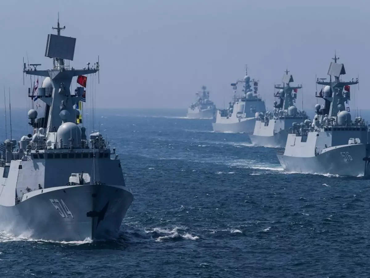 Sau lộ trình này, hải quân Trung Quốc và Nga đã hướng về phía nam và đi qua chuỗi đảo Izu với những trực thăng được phát hiện cất cánh từ tàu chiến. 5 tàu chiến của Trung Quốc và 5 tàu chiến của Nga đã tham gia cuộc tập trận này.