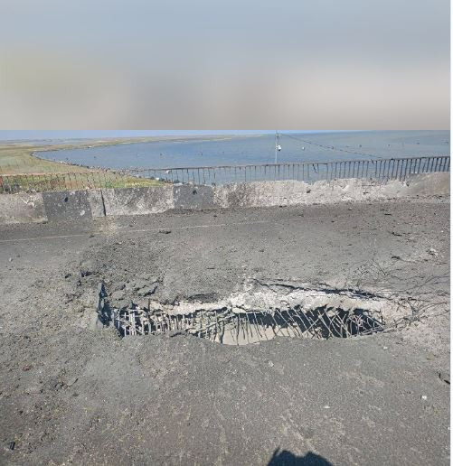 Có thông tin cho rằng tên lửa Storm Shadow đã đánh trúng vào lòng đường ngay giữa cây cầu, điều này có thể dẫn đến tắc nghẽn tạm thời và cần rất nhiều thời gian để khắc phục. Thậm chí nếu kết cấu chính của cầu bị ảnh hưởng, cây cầu sẽ không thể tiếp tục sử dụng.