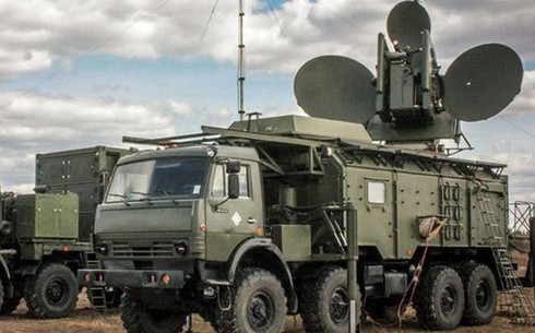 Khả năng của các hệ thống tác chiến điện tử của Nga là vô cùng rộng lớn, cụ thể là có thể sử dụng việc triệt tiêu tín hiệu liên lạc các phương tiện trinh sát, ngăn cản truyền tín hiệu trinh sát theo thời gian thực, cho đài chỉ huy mặt đất. Thậm chí nếu cần, các hệ thống điện tử của máy bay cực kỳ nhạy cảm, có thể bị hư hỏng.